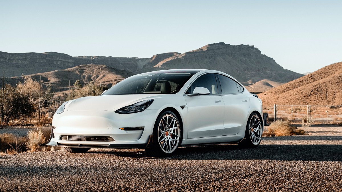 Tesla на скорости 117 км/ч влетела в жилой дом в США: погибла пенсионерка