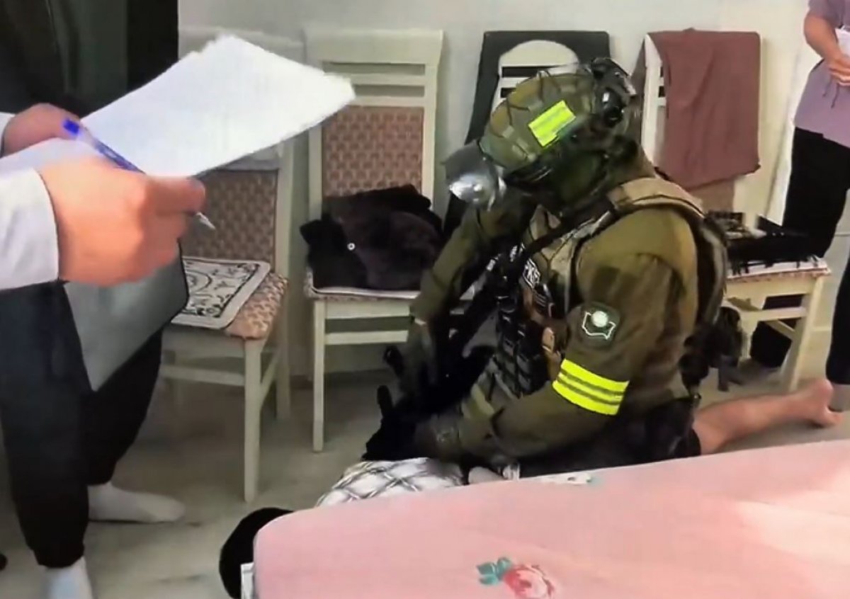 Мужчину в бегах нашли в шкафу во время задержания в Уральске