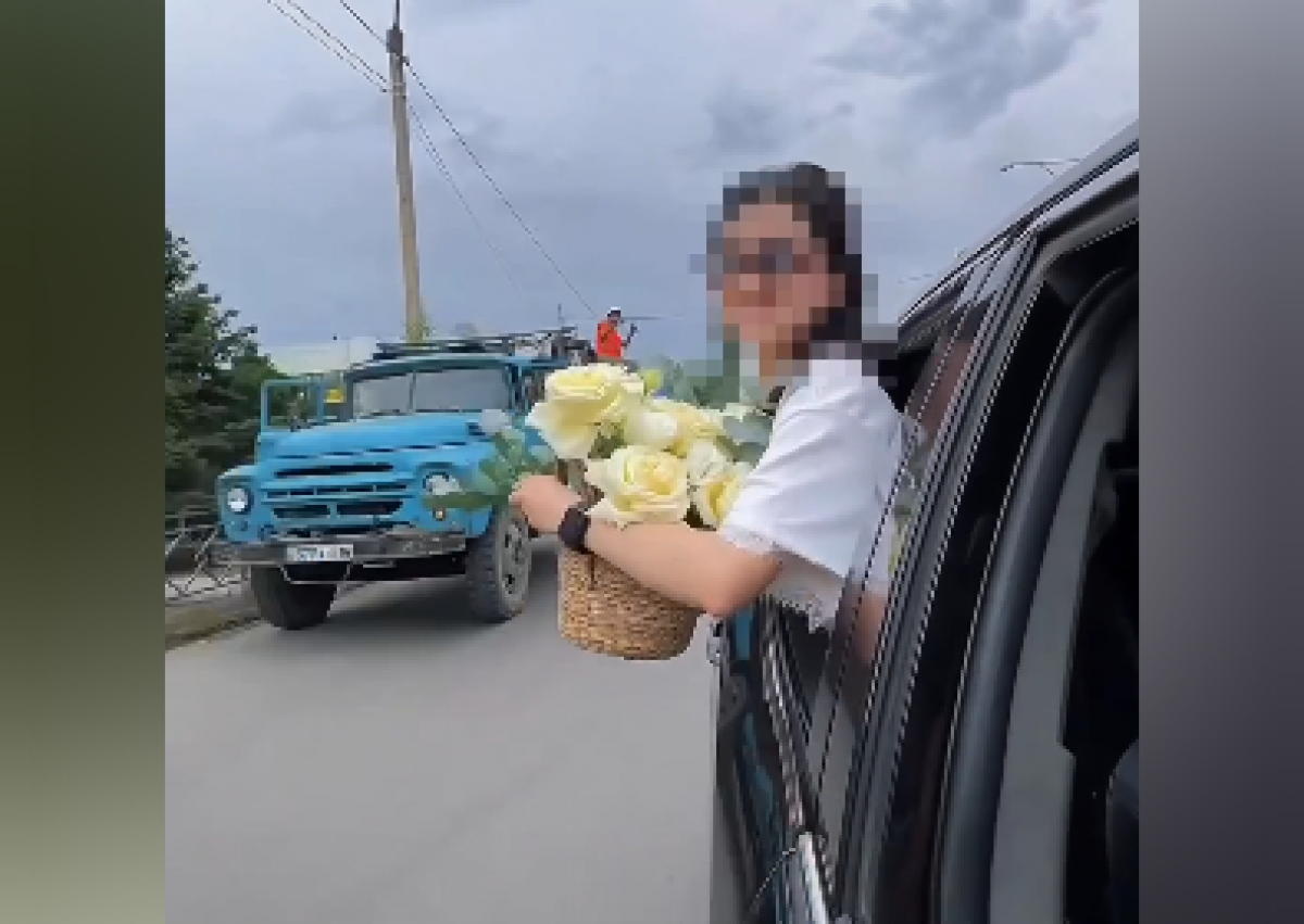 Флористка высунулась из окна авто и попала в полицию области Абай