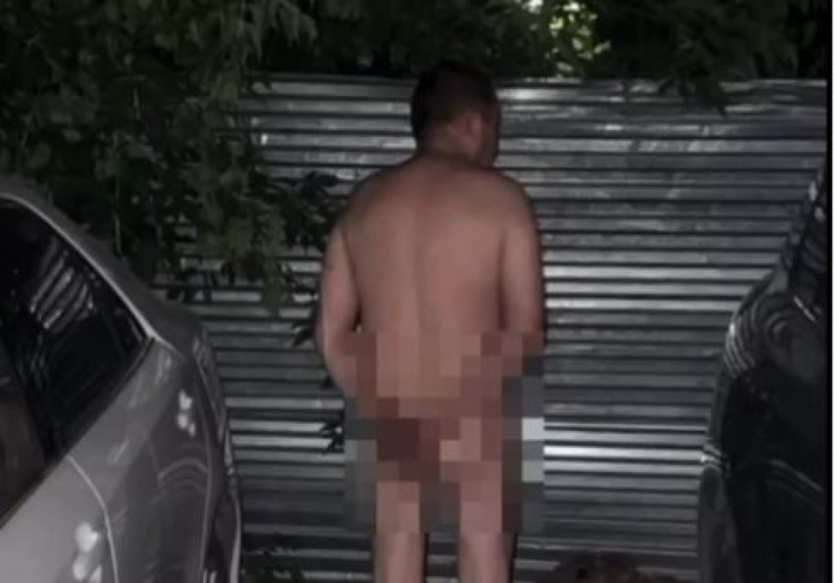 Мужчина разгуливал голым во дворе дома в Астане (ВИДЕО)