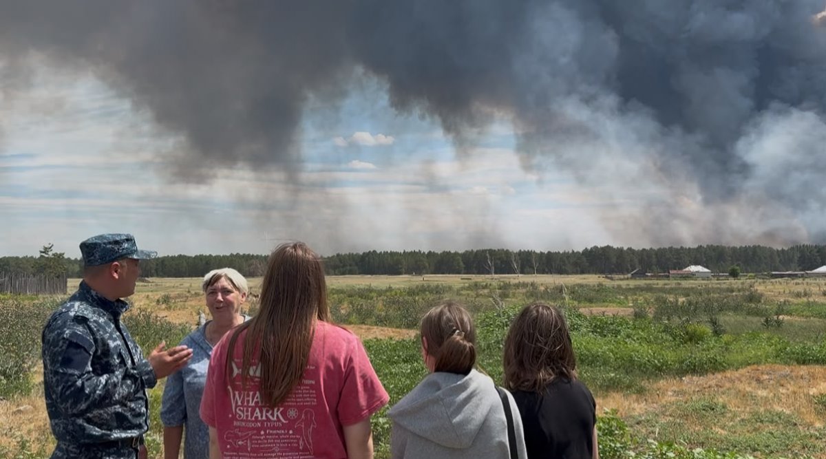 Лесной пожар в области Абай: полицейские несли на руках детей из лагеря (ВИДЕО)