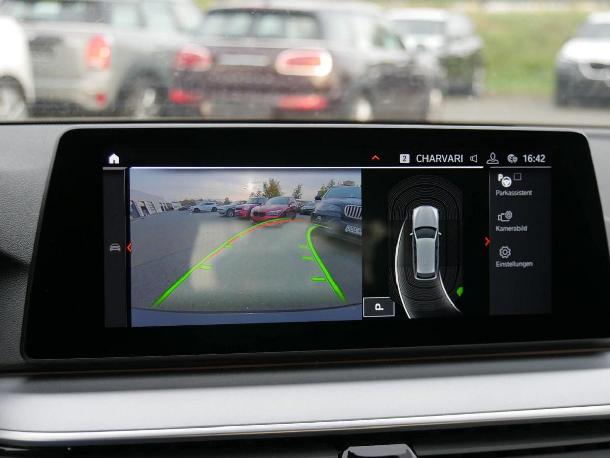 BMW на скорости протаранил арт-объект у музея в Алматы (ВИДЕО)