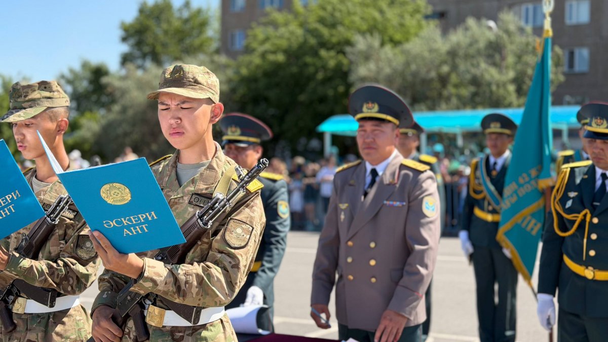 Молодые военнослужащие и девушки Нацгвардии приняли военную присягу в Караганде