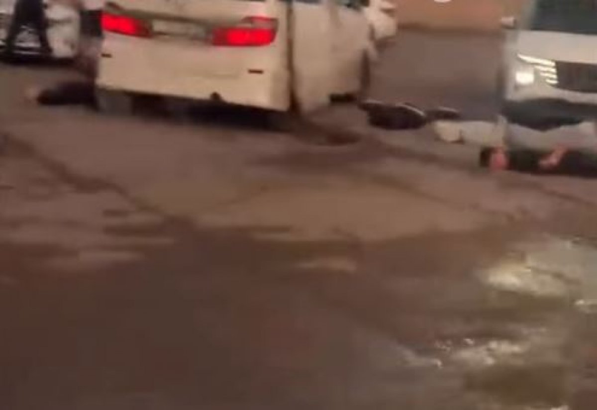 16 человек задержали у крупного супермаркета в Караганде (ВИДЕО)