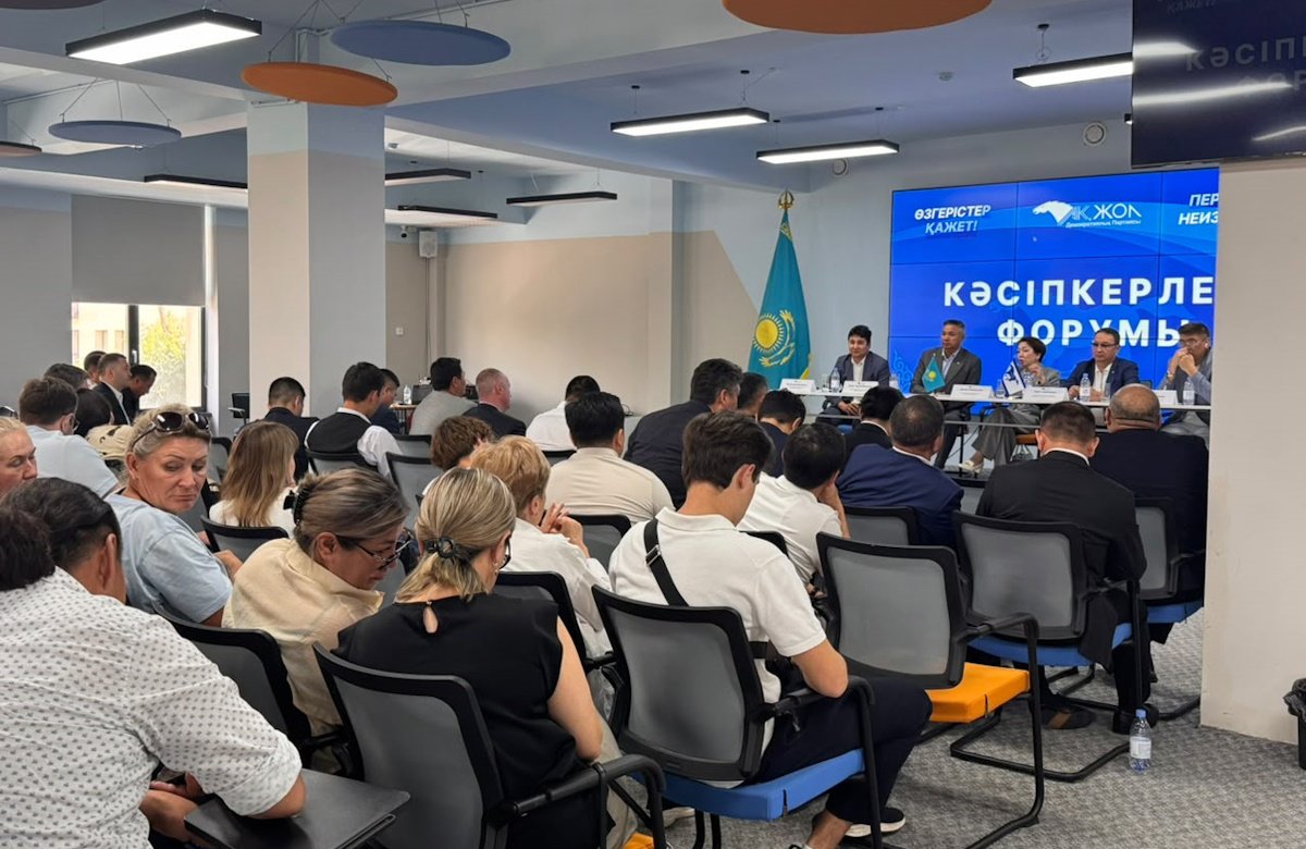 Члены республиканского штаба Демократической партии “Ак жол” проводят встречи с избирателями