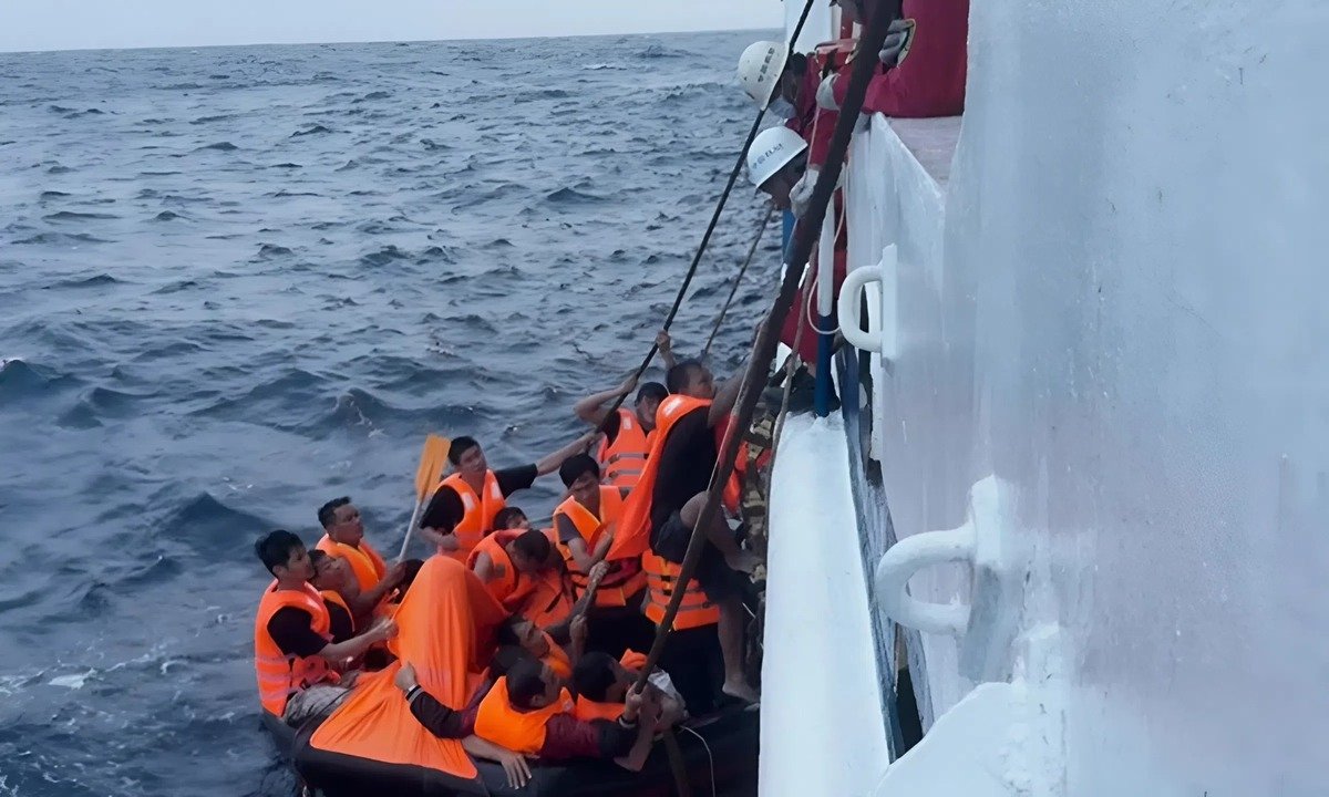 Десятки людей спасли после крушения судна во Вьетнаме