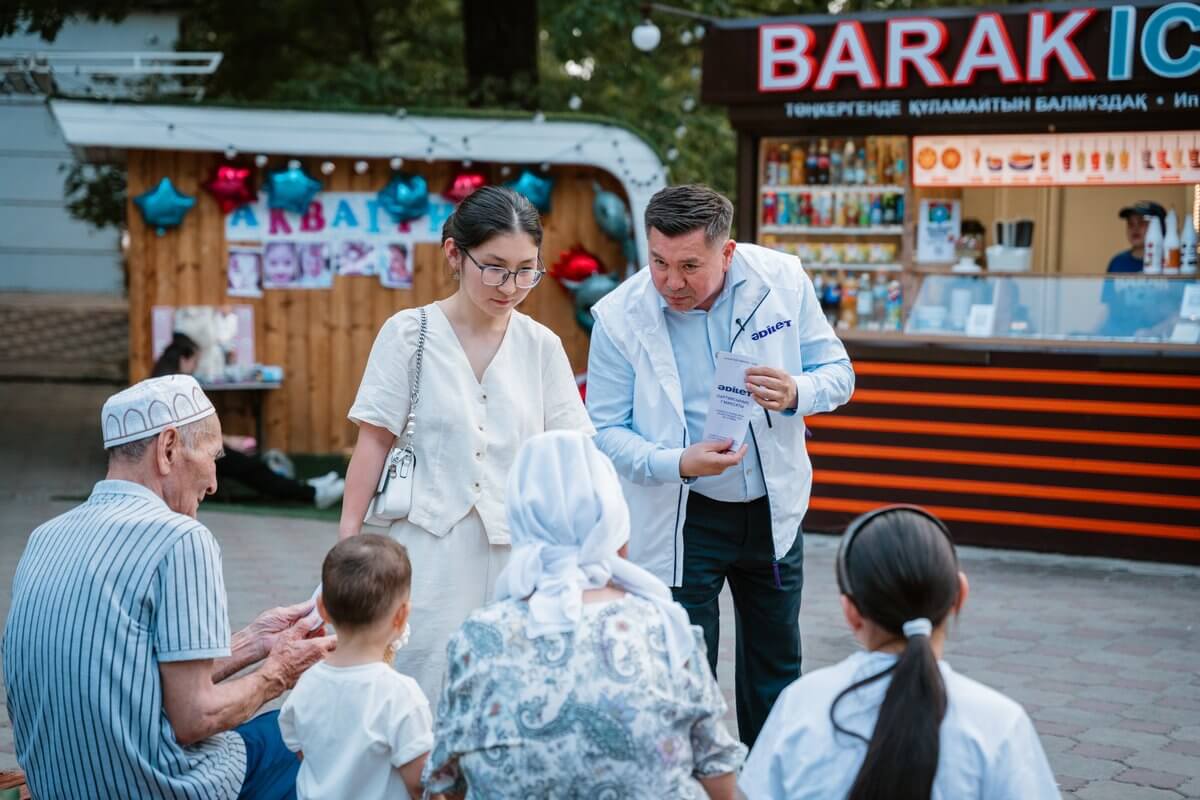 Партия "Әділет" встретилась с жителями Уральска в городском парке
