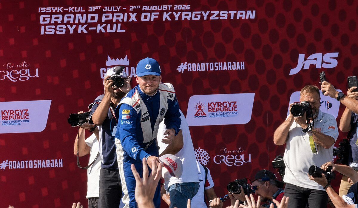 Победители Гран-при F1H2O на Иссык-Куле закидали зрителей подарками