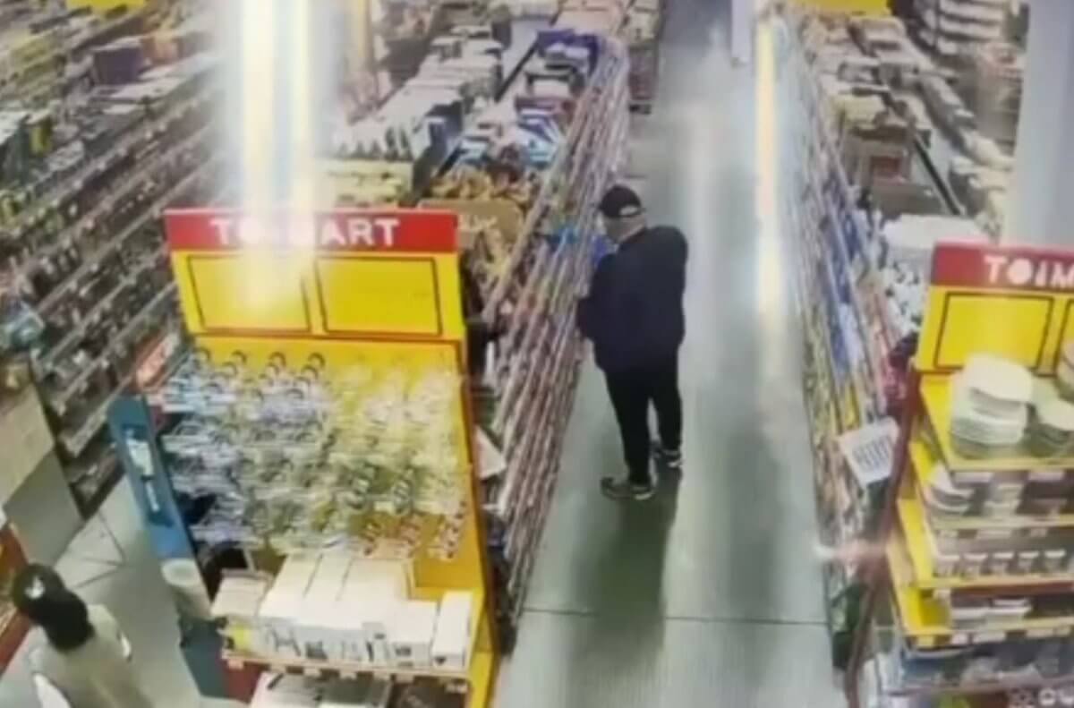 До пяти "рейдов" в день: 625 плиток шоколада украл из магазина мужчина из Жетысу