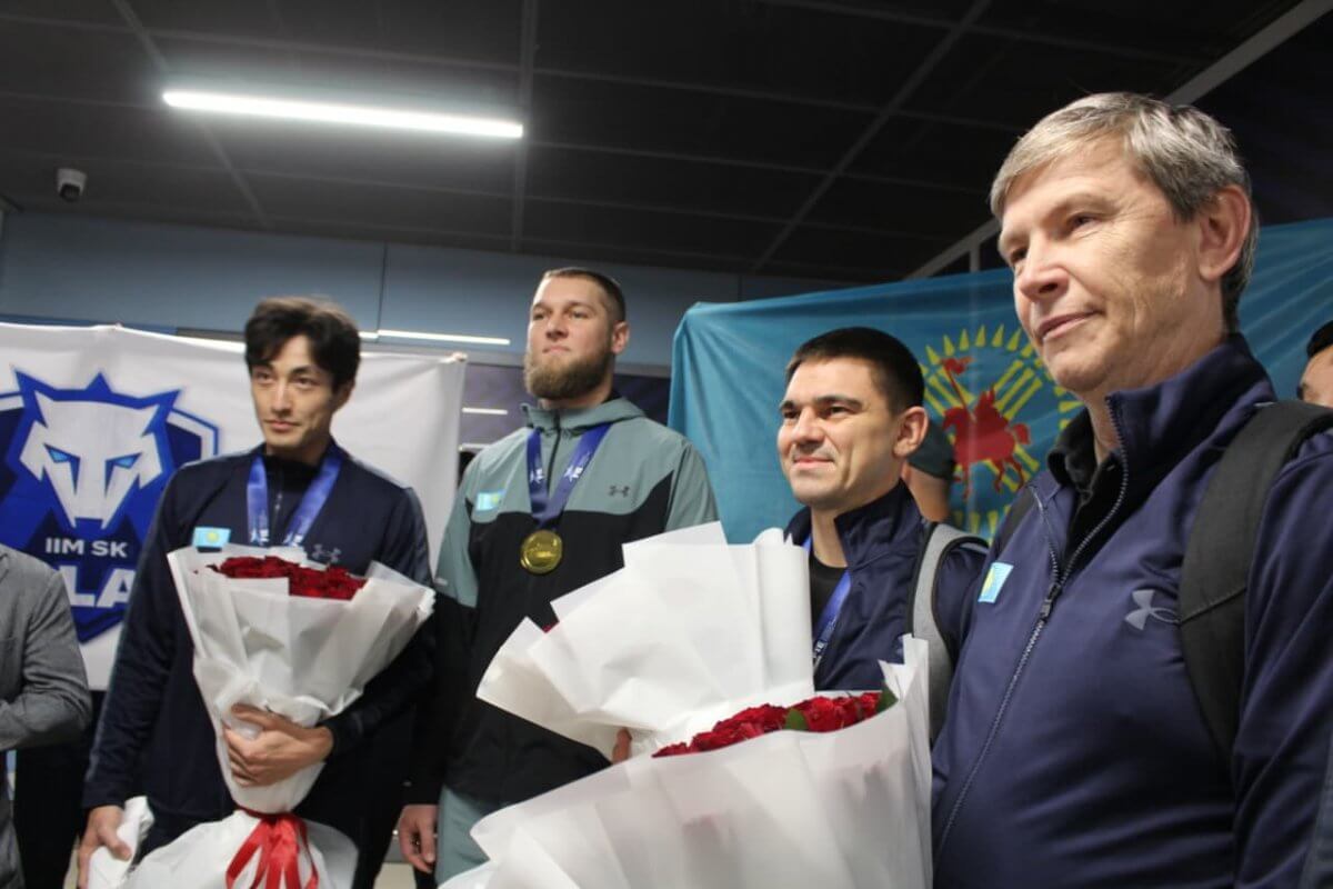 Гвардейцы прославили Казахстан: в Алматы встретили чемпионов мира