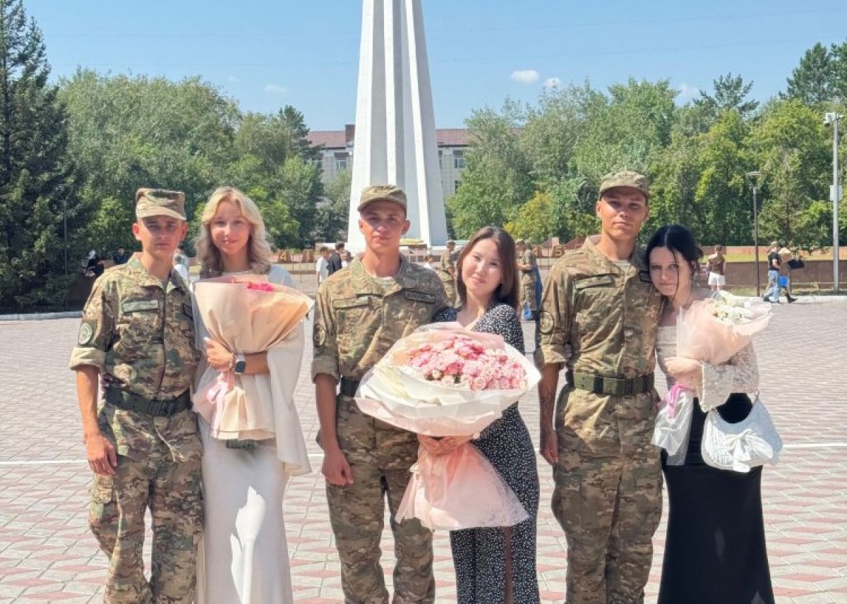 После присяги трое солдат сделали предложения своим возлюбленным в Павлодаре