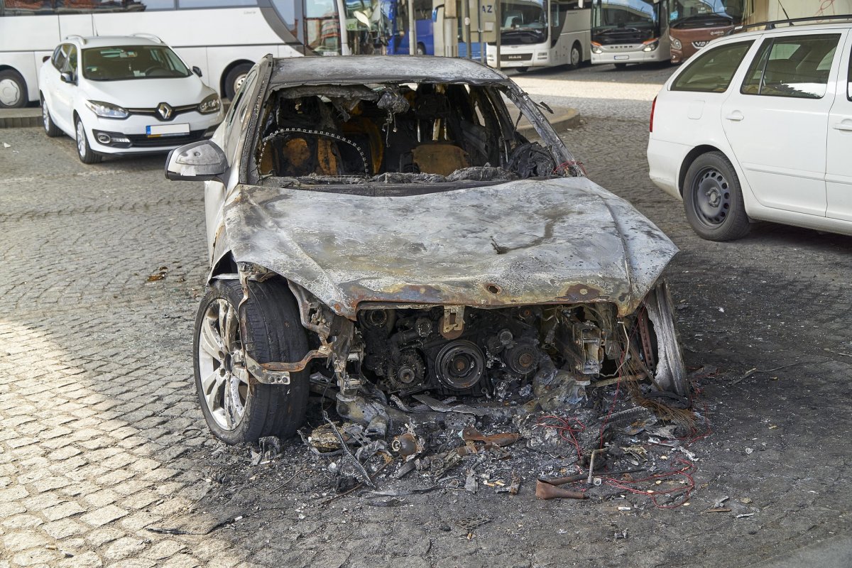 Неосторожно брошенная спичка сожгла автомобиль в Астане