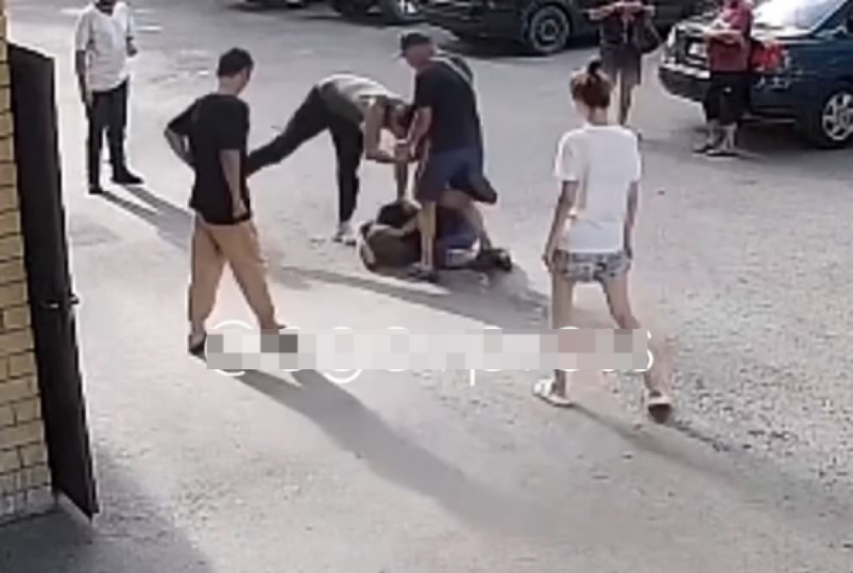 Добивали лежачего: жестокое избиение в Павлодаре попало на видео