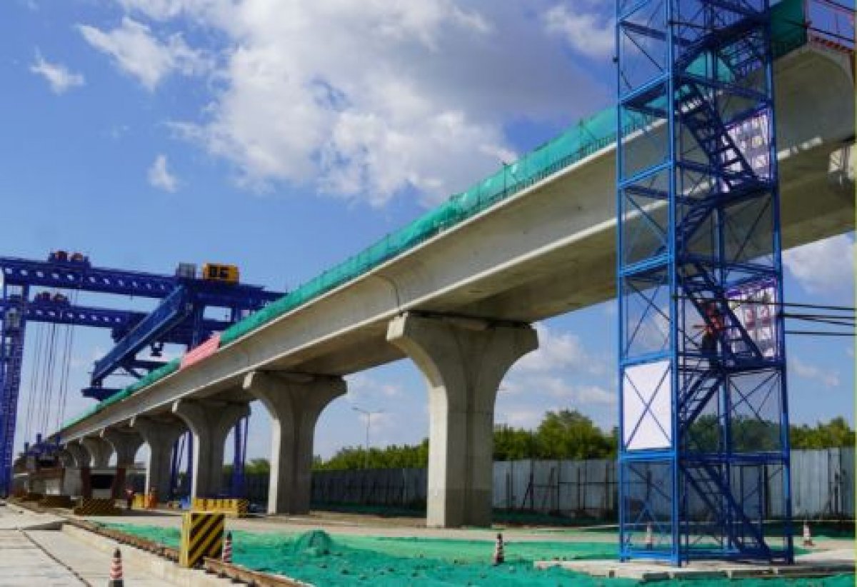 Первую балку на линии LRT в Косшы установили с помощью уникальной техники