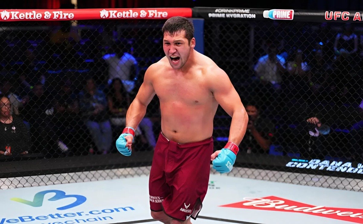 Казахстанец завершил бой за секунду до гонга и заработал бонус UFC