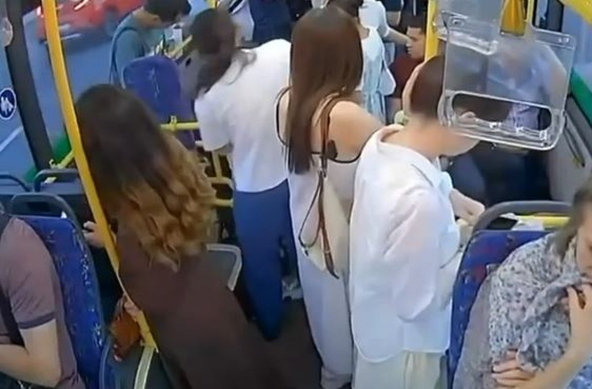 Ребенок подавился конфетой и перестал дышать в автобусе Астаны (ВИДЕО)