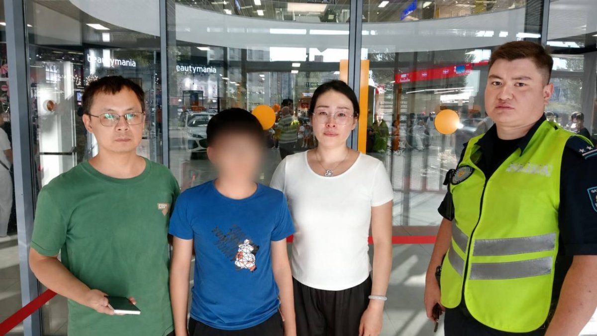 В одном из торговых домов Усть-Каменогорска потерялся 12-летний турист из Китая