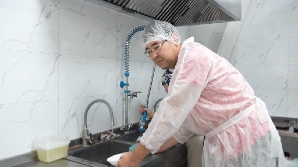 Кандидат ОСДП Наурыз Сайлаубай стал официантом в столовой в Казахстане