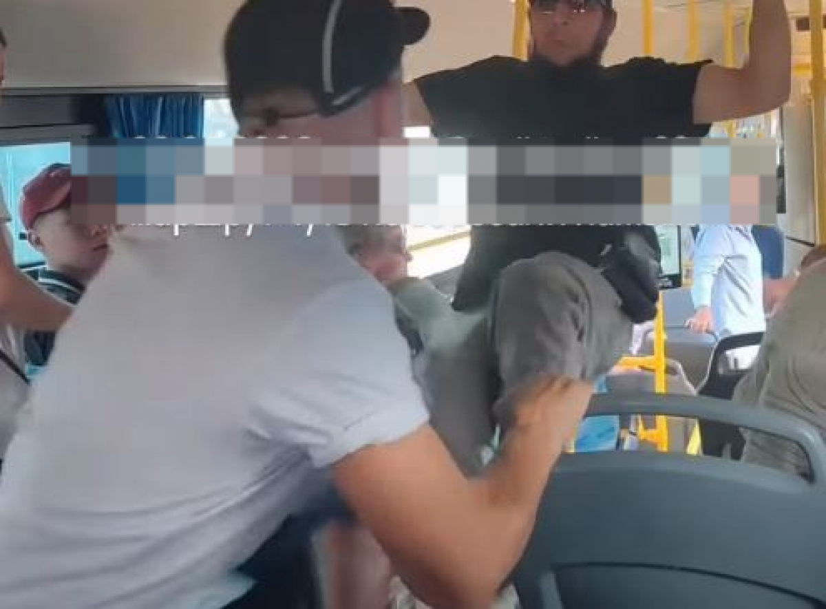 Драка едва не закончилась поножовщиной в автобусе Алматы (ВИДЕО)