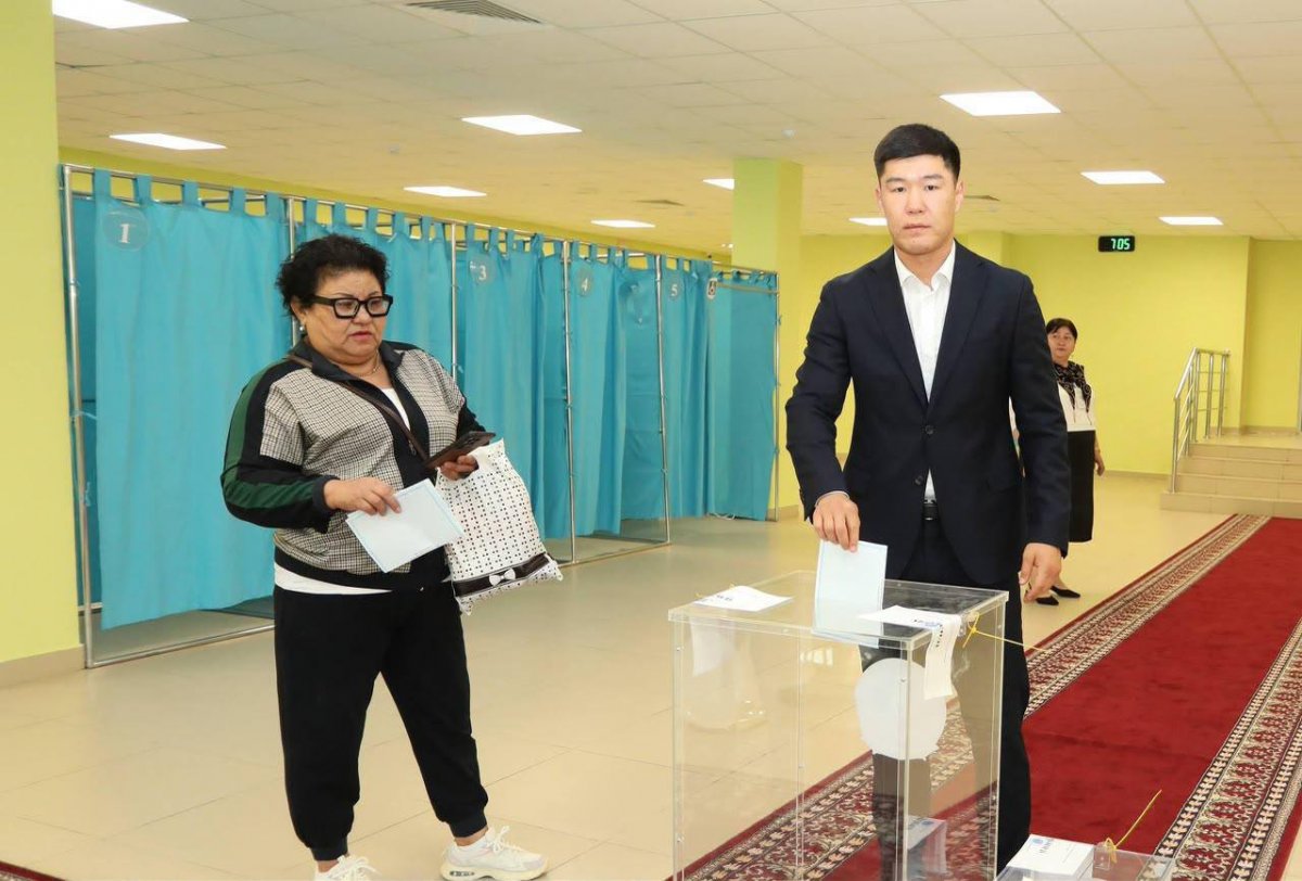 Чемпион мира по боксу проголосовал в Актау