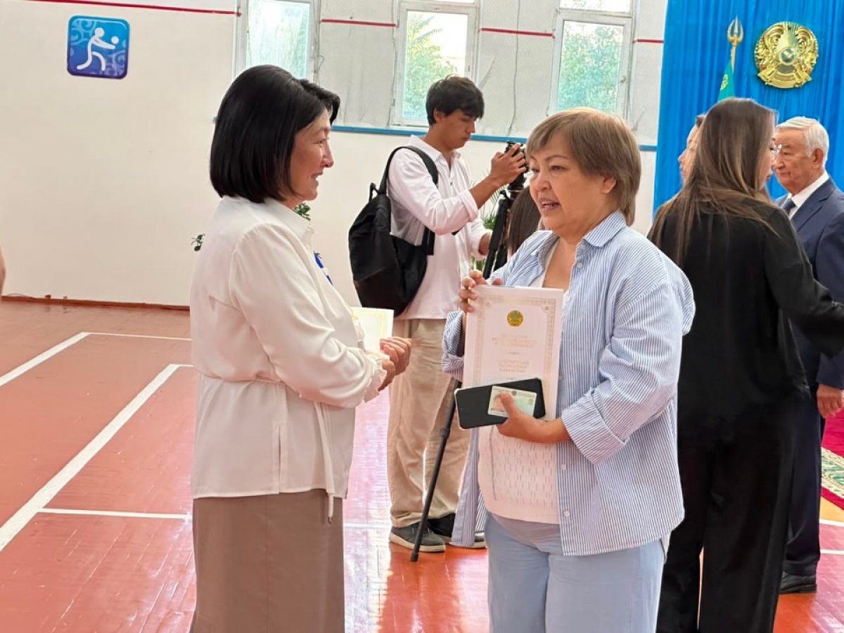 Первые 23 избирателя получили в подарок новую Конституцию Республики Казахстан