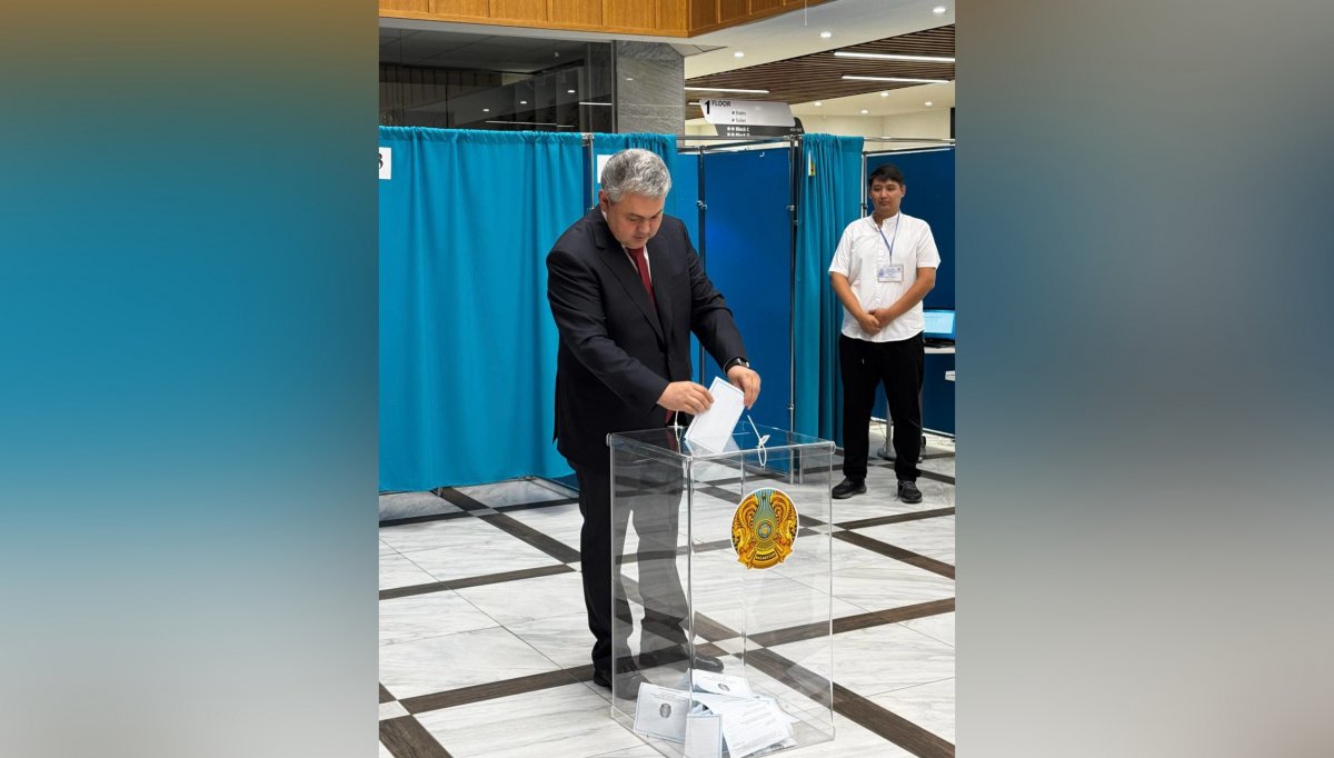 Глава МИД Казахстана проголосовал на выборах депутатов Курултая