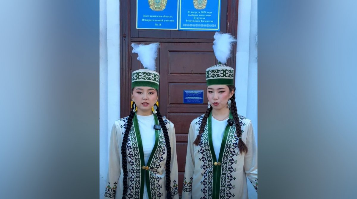 Близняшки пришли на избирательный участок в национальных костюмах в Костанае