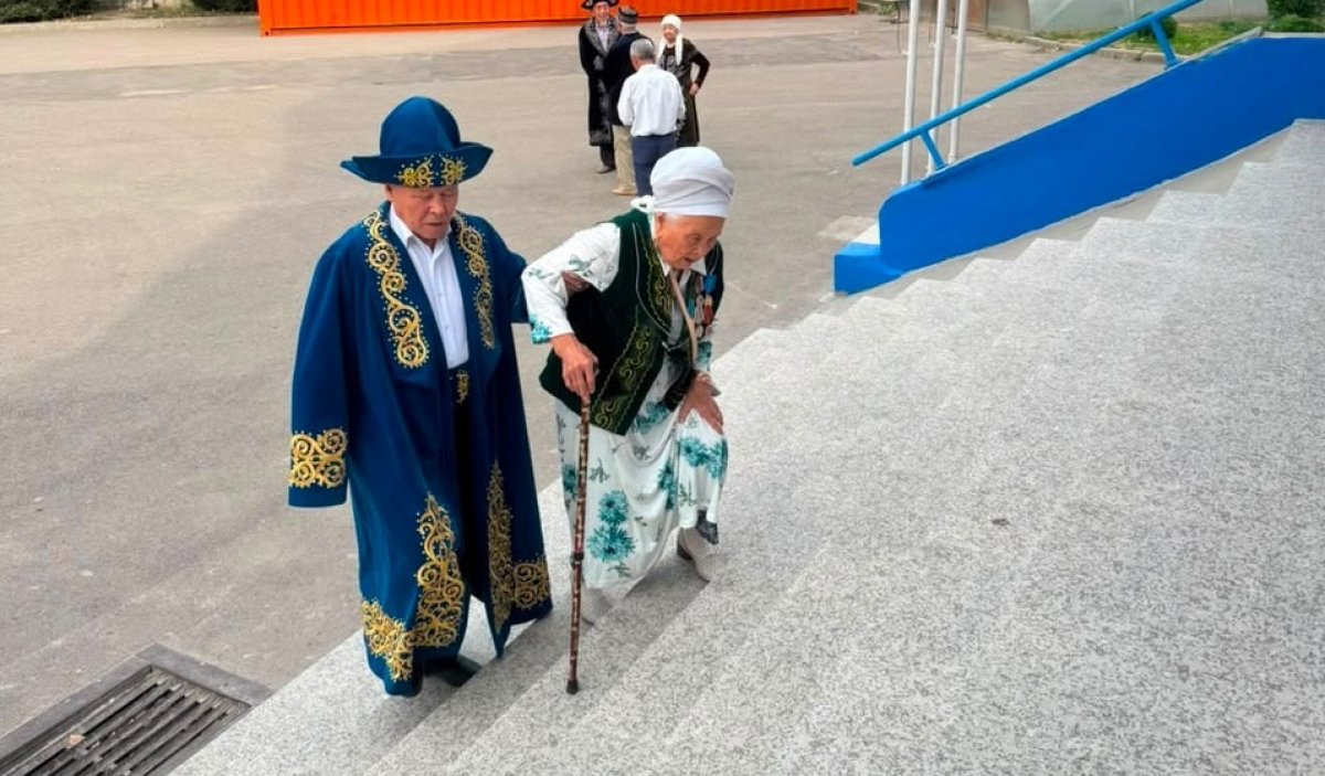 69-летний сын привел свою 90-летнюю мать на избирательный участок в Алматы