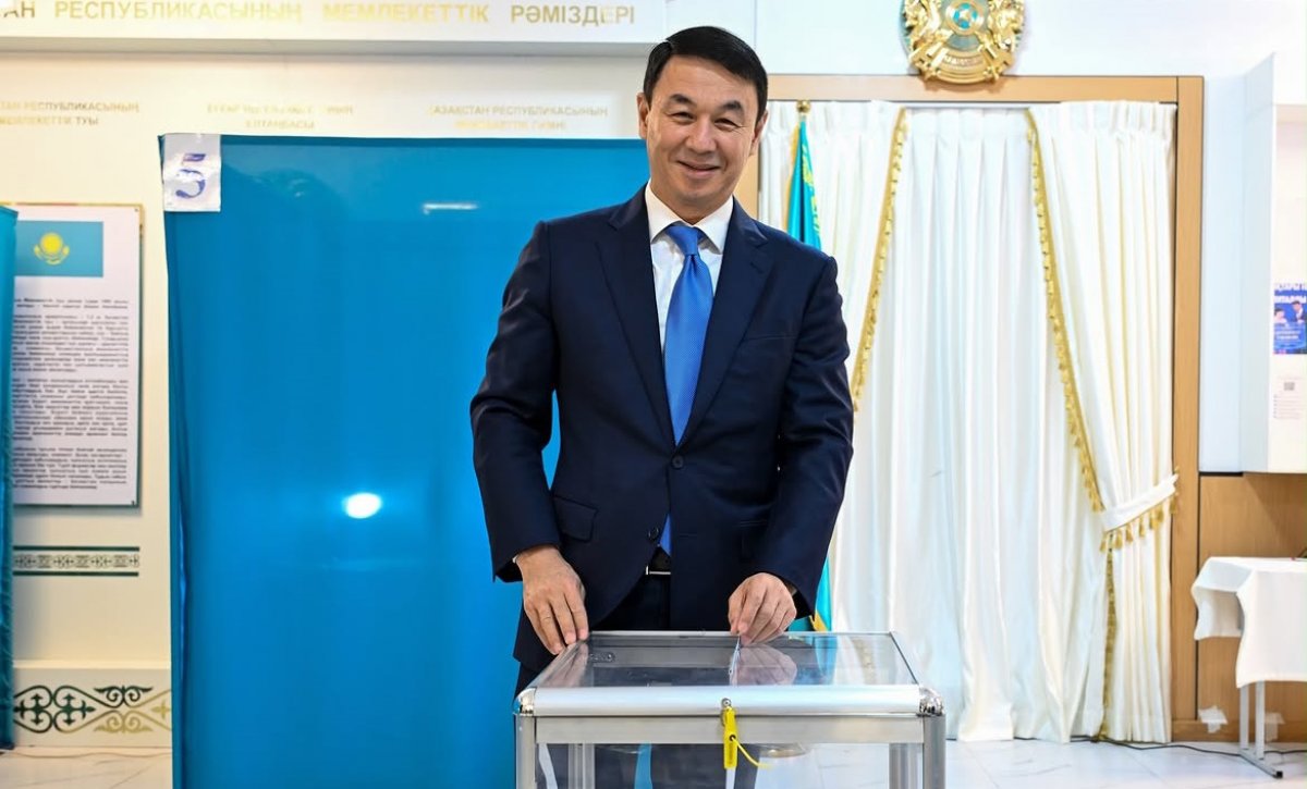 Аким Алматы проголосовал на выборах депутатов Курултая
