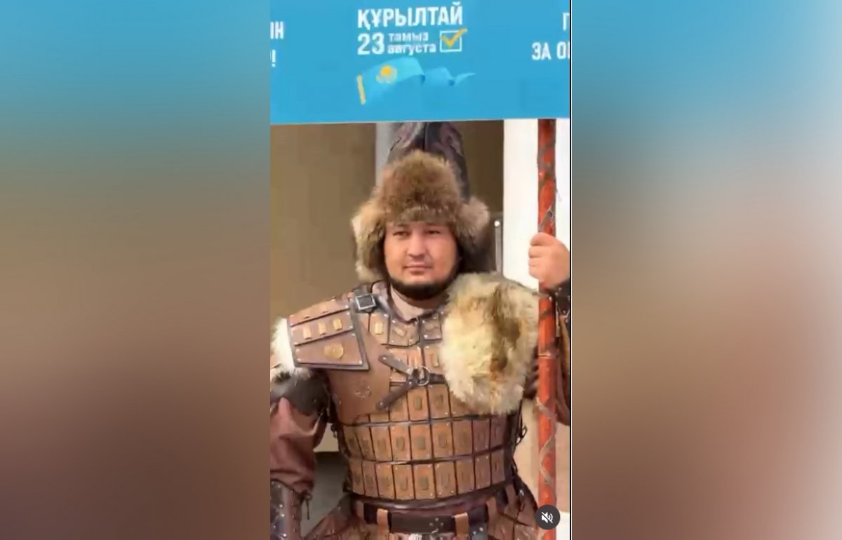 Казахский батыр пришел на избирательный участок в Алматы (ВИДЕО)