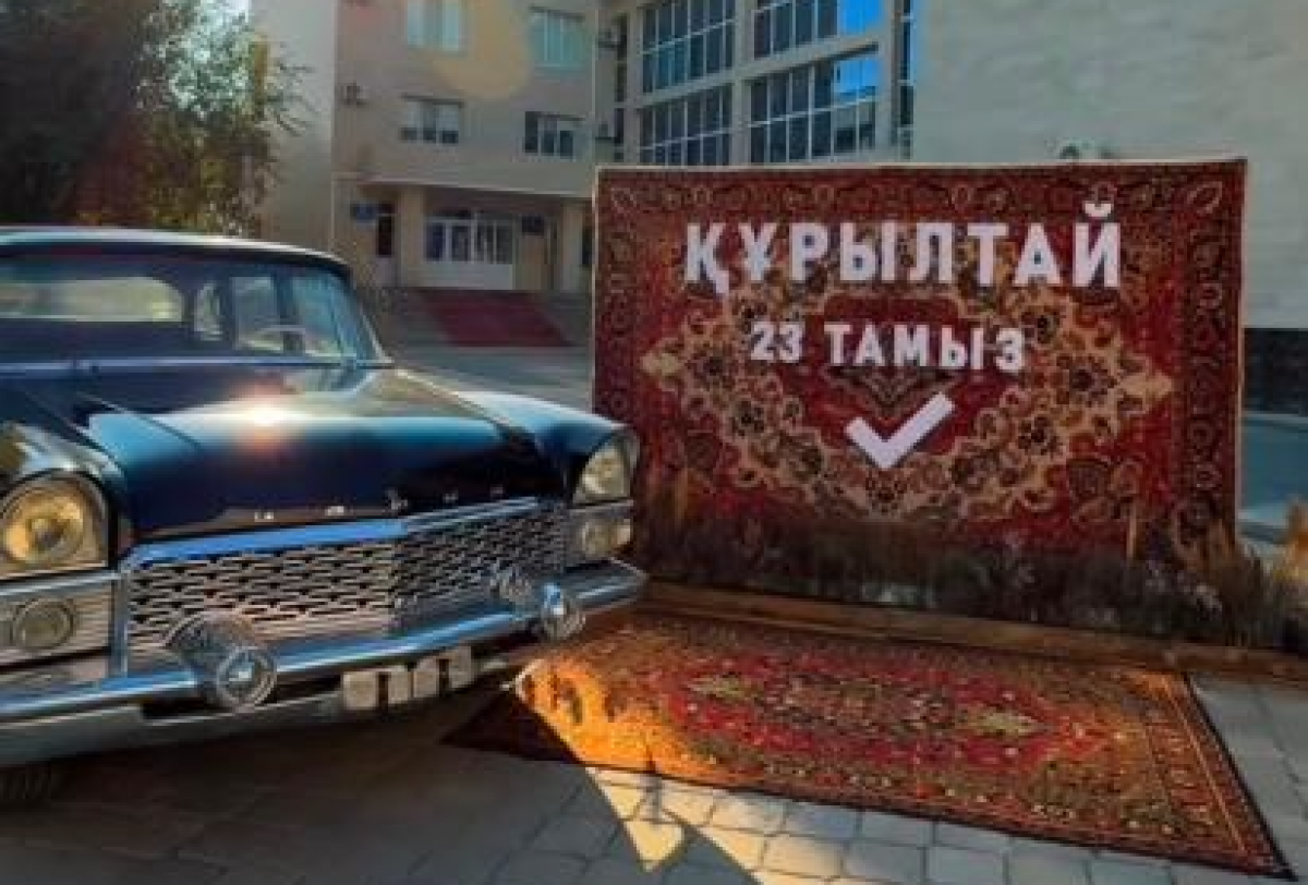 Фотозона в стиле 90-х стала частью выборов на участке в Атырау