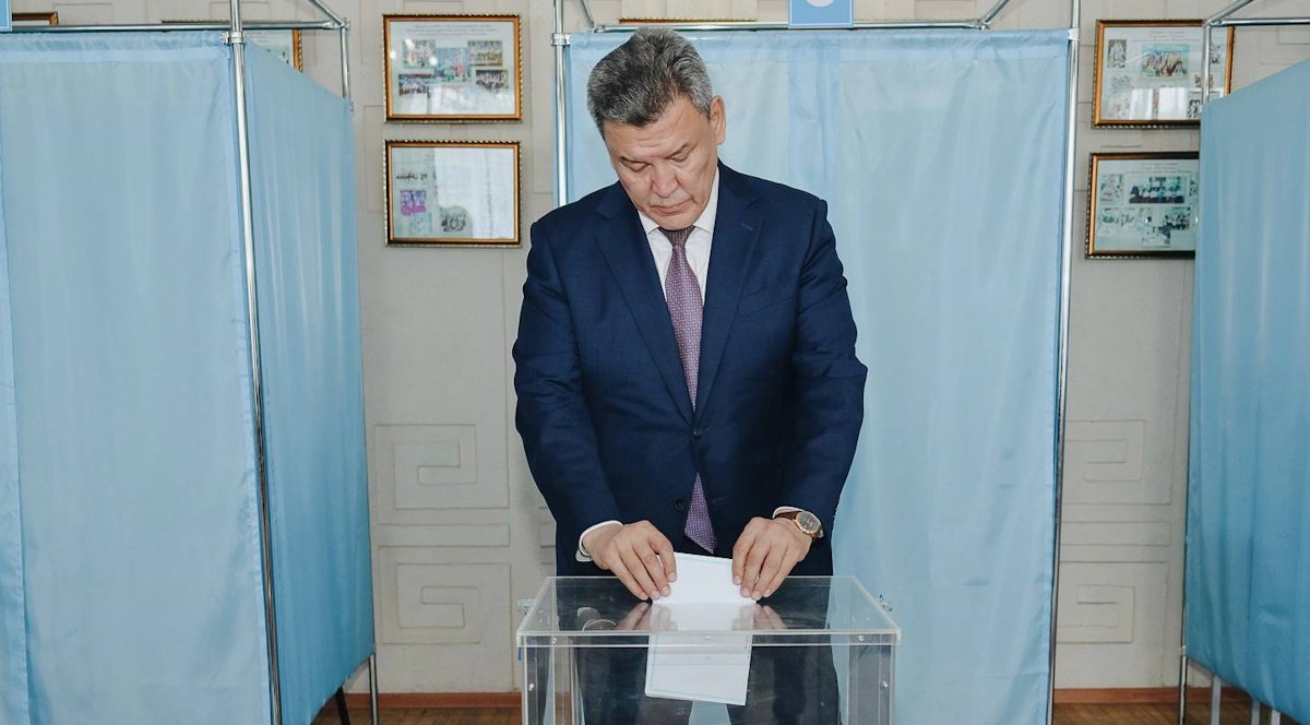 Аким Северо-Казахстанской области проголосовал на выборах депутатов Курултая