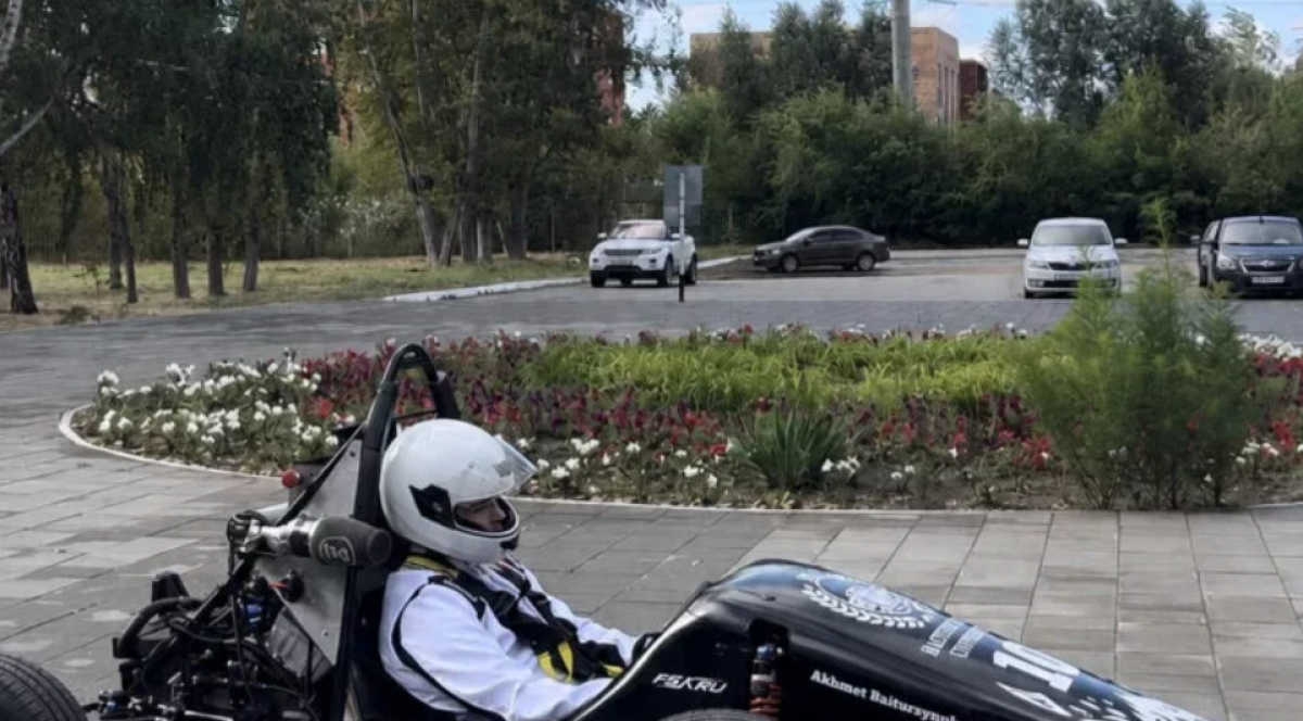 Студент приехал на избирательный участок на необычном транспорте в Костанае