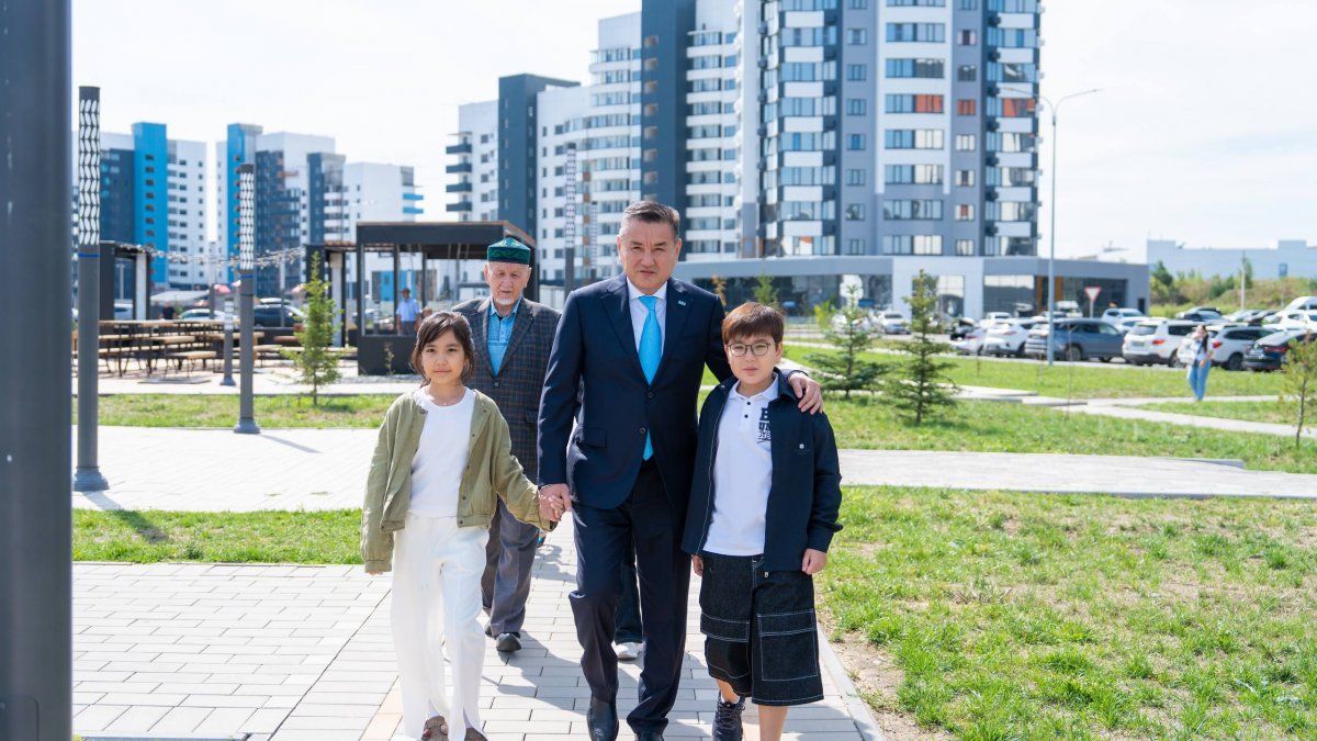 Три поколения семьи акима ВКО пришли на избирательный участок