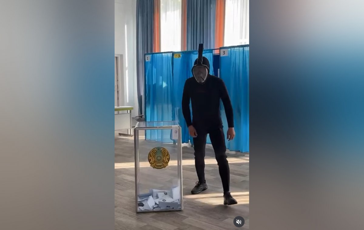 В маске, но без ласт: казахстанец в водолазном костюме пришел отдать свой голос в ВКО (ВИДЕО)