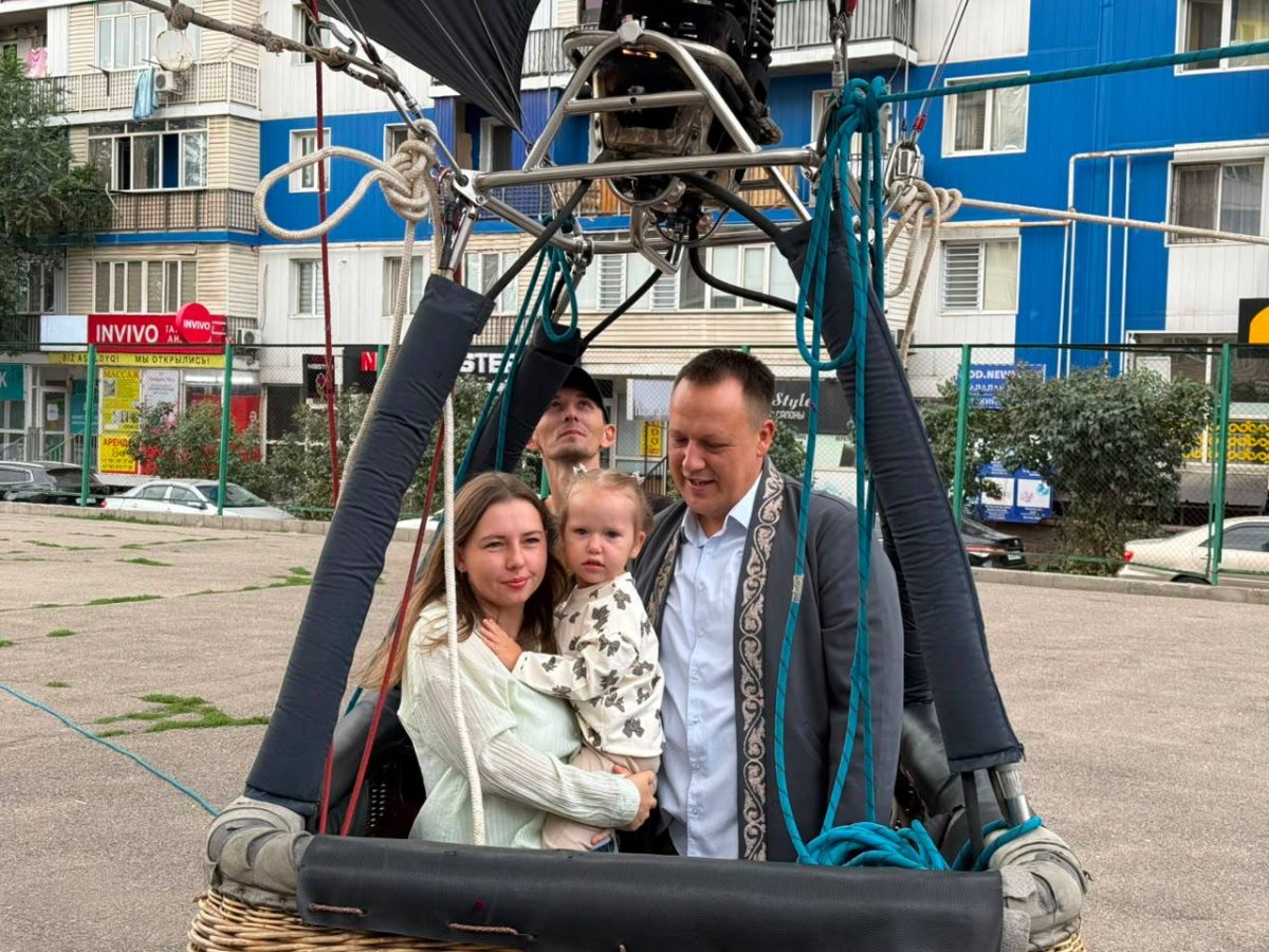Семья Карповых прилетела на избирательный участок на воздушном шаре в Карасайском районе (ВИДЕО)