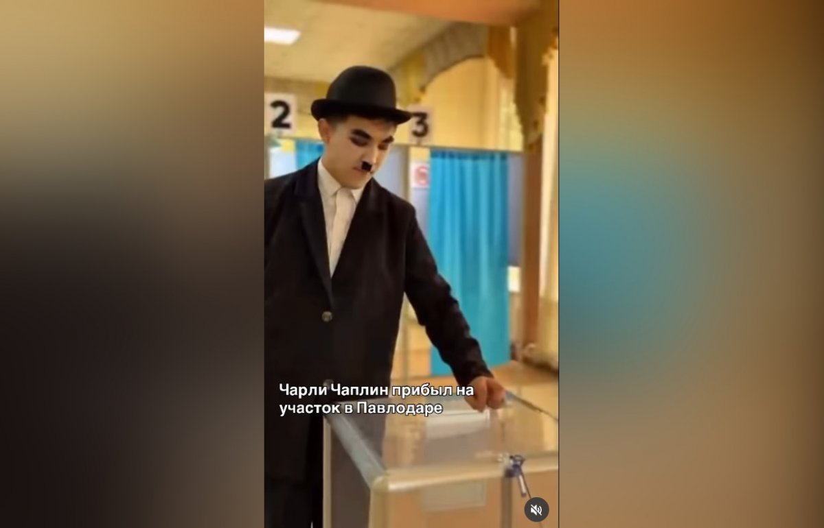 Чарли Чаплин приехал на роликах на избирательный участок в Павлодаре (ВИДЕО)