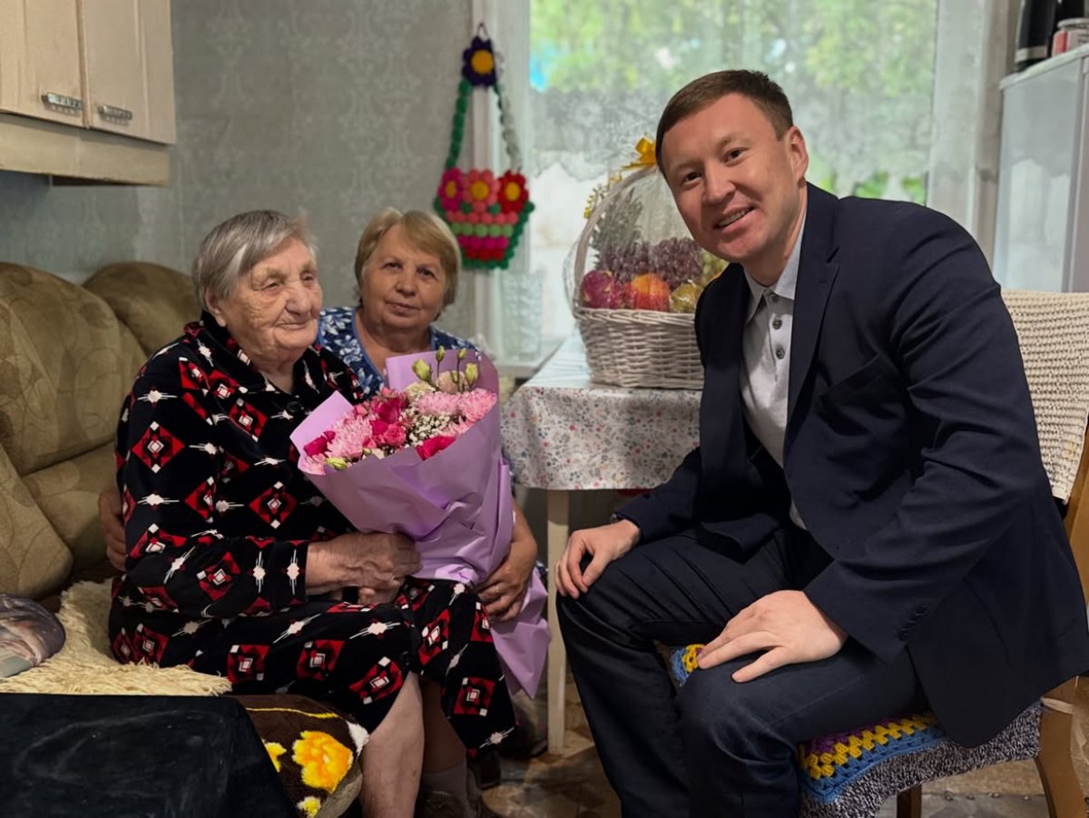 Аким района Байконур поздравил 104-летнюю жительницу Астаны с участием в выборах