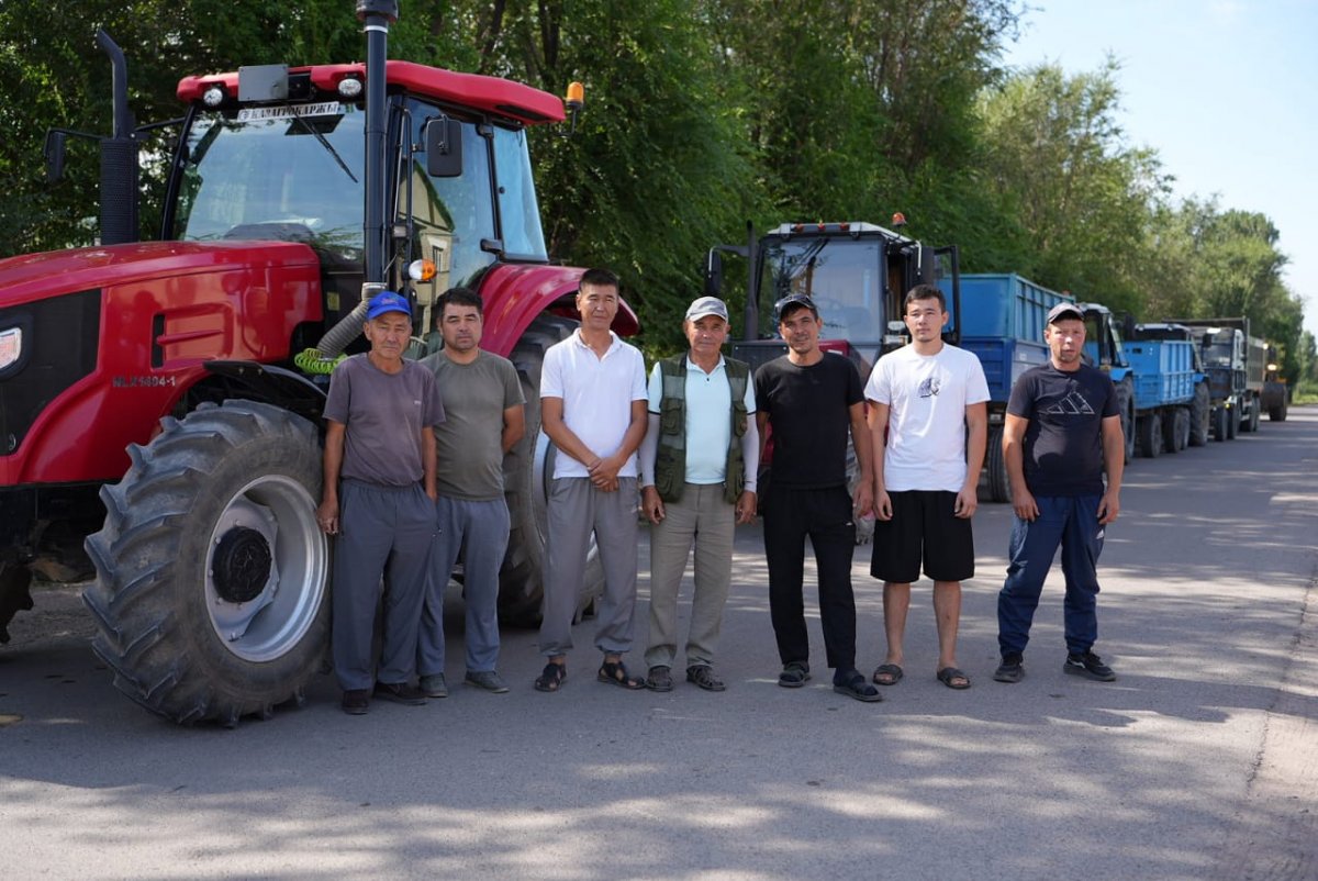 С поля на выборы: фермеры Конаева приехали на тракторах
