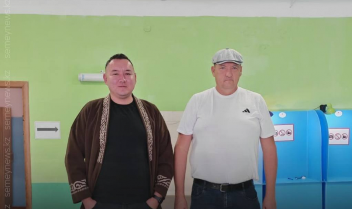 Жители двухметрового роста пришли проголосовать в Абайской области