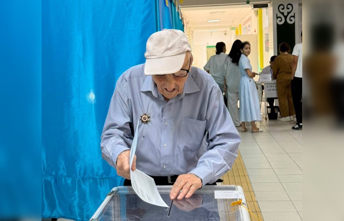 100-летний ветеран проголосовал на выборах в Курултай в Алматы
