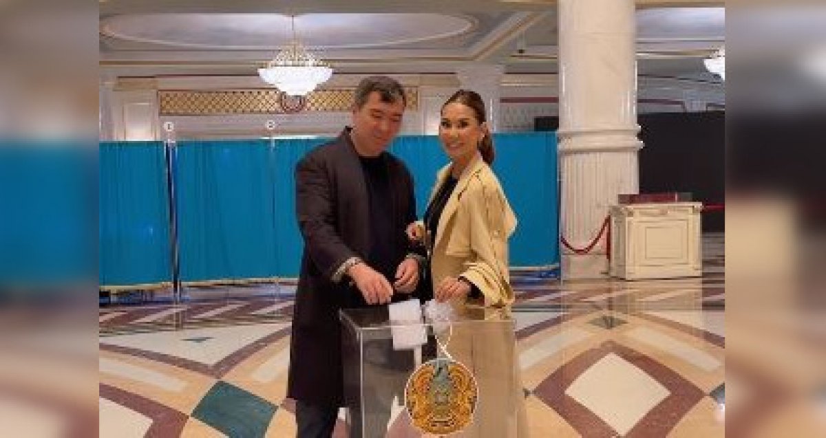 Динара Сатжан с супругом проголосовали на выборах в Курултай (ВИДЕО)