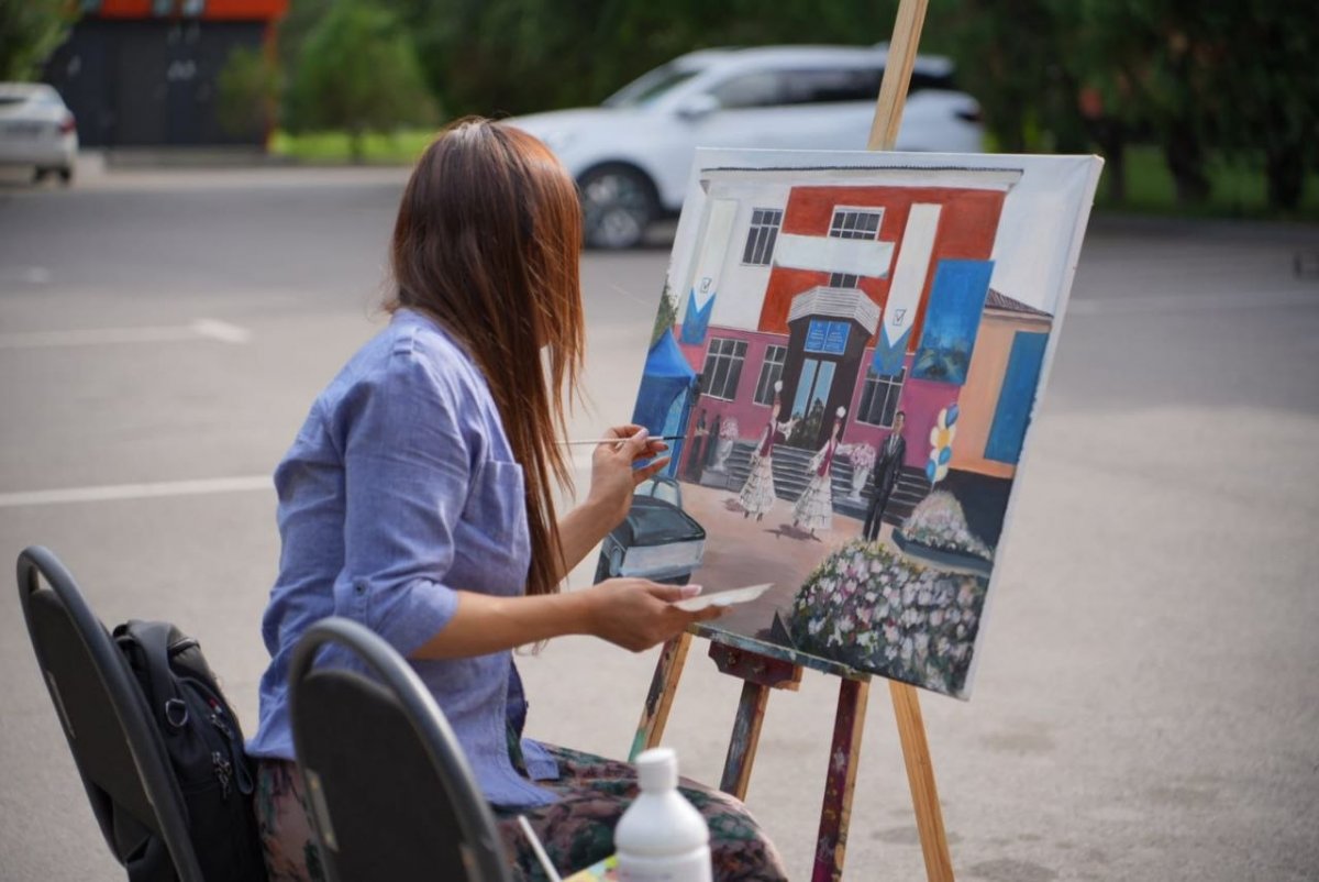Первые выборы в Курултай художница запечатлела на бумаге в Конаеве