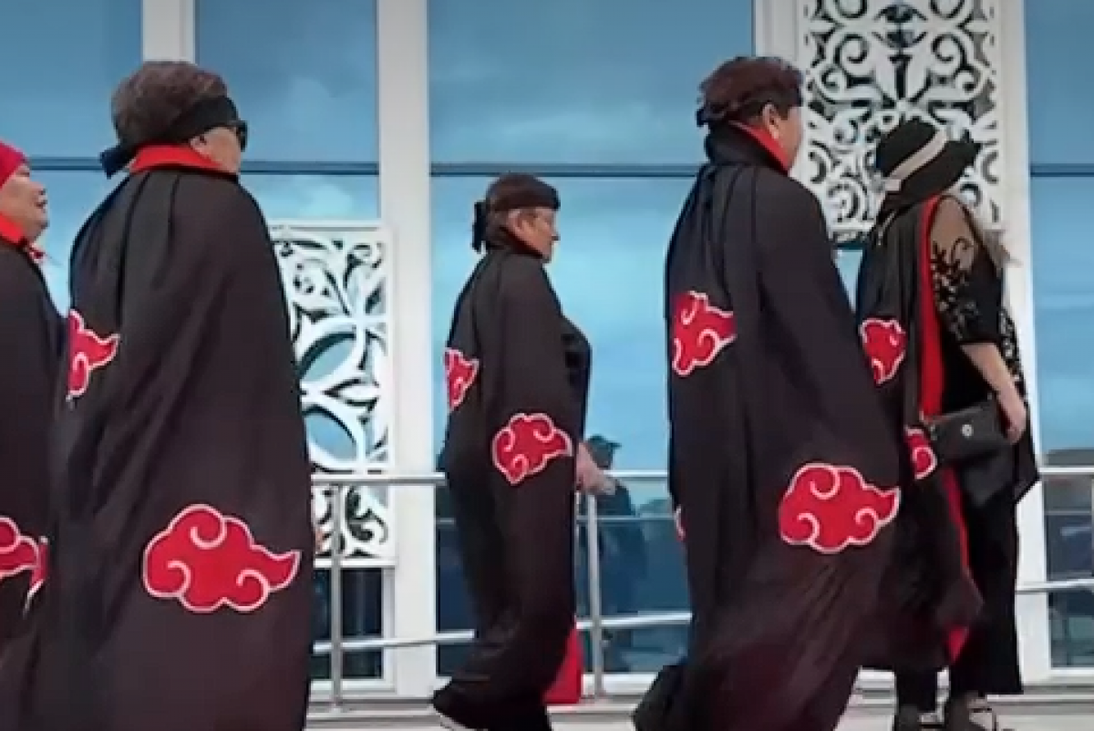 Женщины в плащах "Акацуки" проголосовали в Караганде (ВИДЕО)