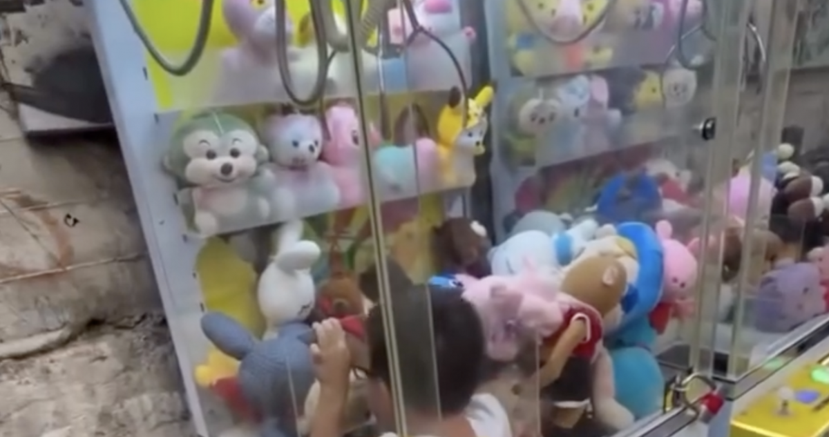 Ребенок забрался внутрь автомата с игрушками в Алматы (ВИДЕО)