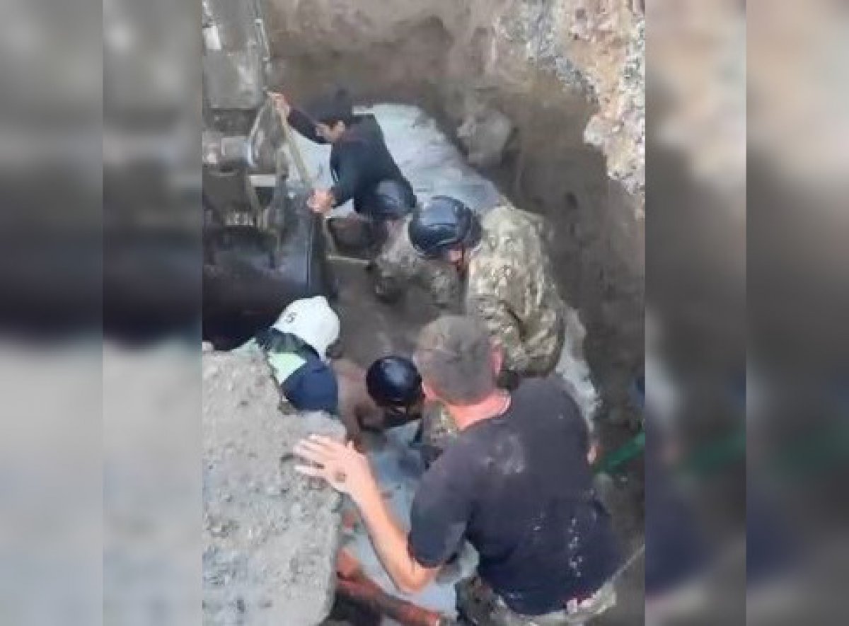 Рабочего засыпало грунтом при прокладке канализации в Караганде (ВИДЕО)