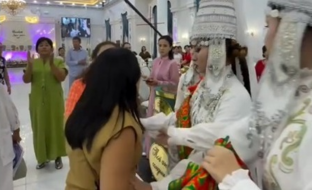 Свадьба чуть не закончилась дракой с танцорами в Казахстане