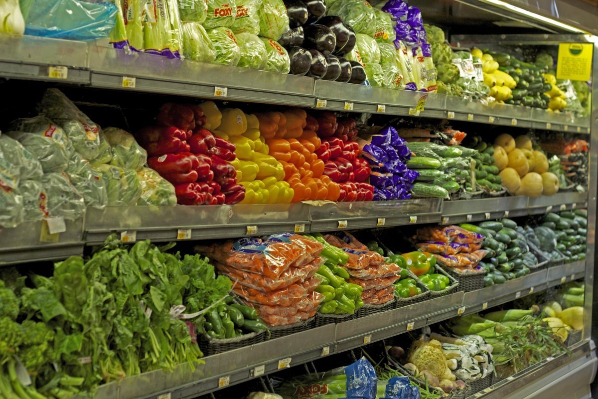 Цены на социально значимые продукты снижаются в Казахстане