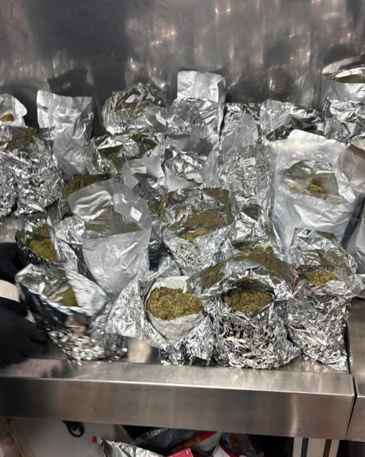 32 кг наркотиков под видом косметики попытались ввезти в Казахстан