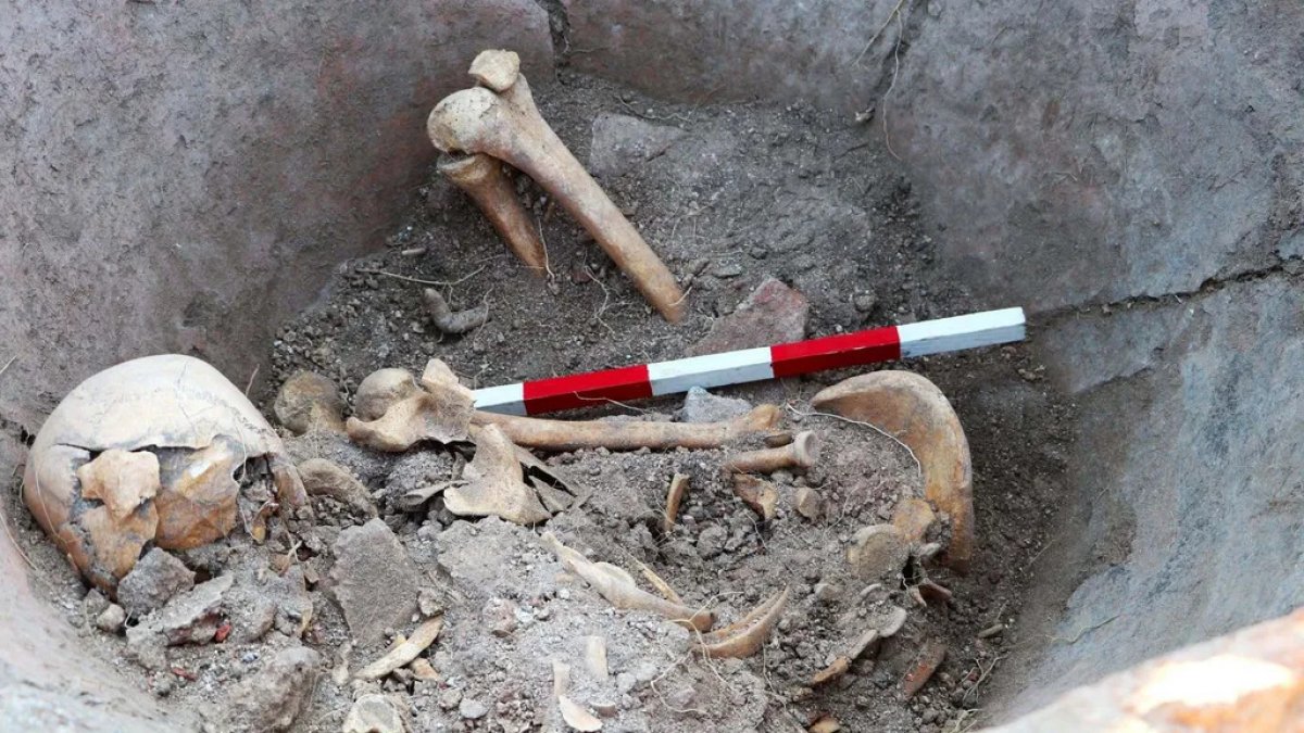 Скелет 1600-летней давности нашли внутри гигантского кувшина в Болгарии